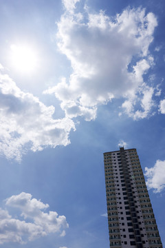 蓝天映衬下的现代高层公寓