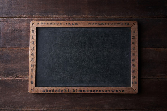 木质墙上挂着一块小黑板作为你留言的背景