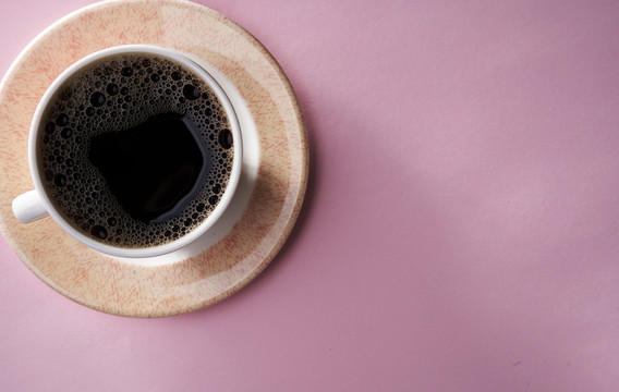 粉红色背景上的咖啡饮料顶视图