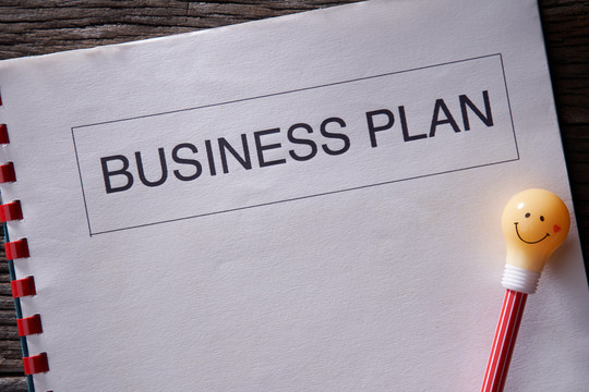 商业计划文件和灯泡。商业规划概念