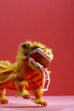 传统的舞狮为中国的新年装饰用文字翻译迎来财富和繁荣