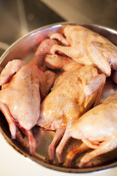 乳鸽烹饪过程