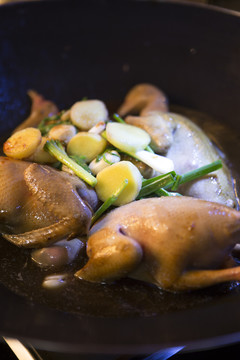 乳鸽烹饪过程