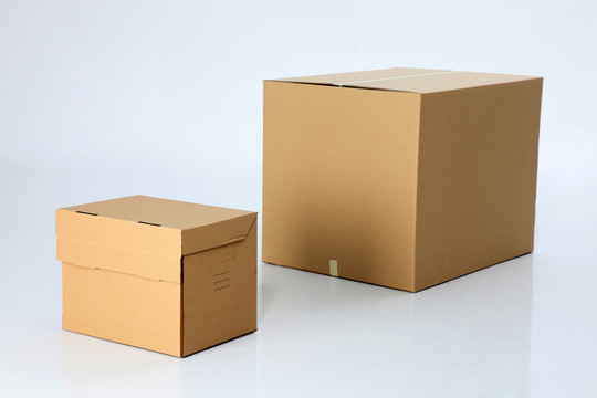 两种不同尺寸的盒子并排摆放