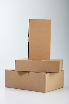 几个箱子堆放在纯色背景上