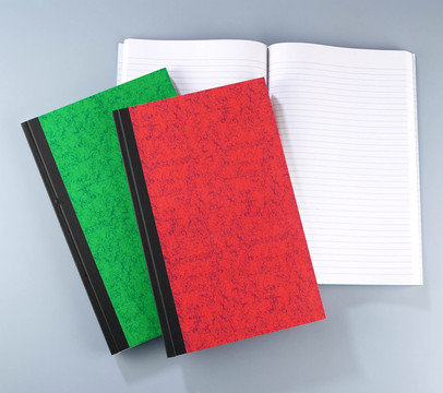 三本红绿相间的航海日志。一叠分类帐簿