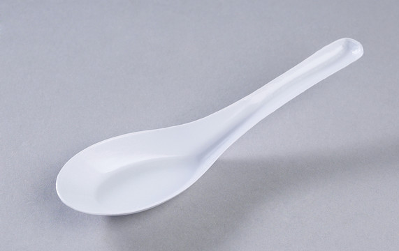 塑料勺子。
