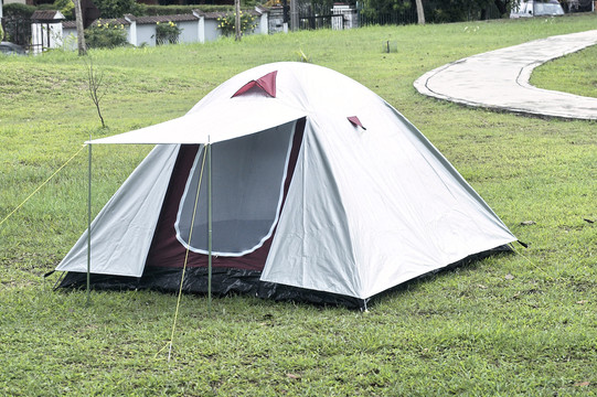 露营地的露营帐篷。