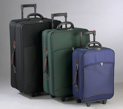 三种不同尺寸的行李。