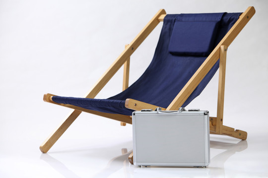 木制框架和手提箱制成的躺椅