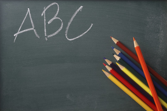 彩色铅笔和字母abc