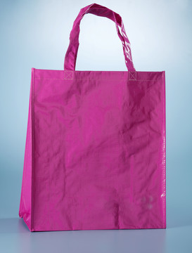 白色背景粉色回收袋
