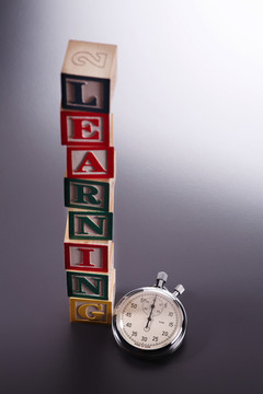 “学习”由字母块和旁边的秒表堆叠
