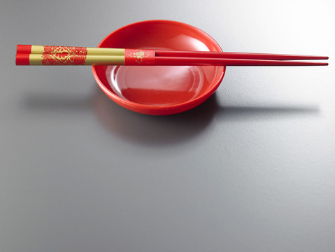 红碟子上的筷子