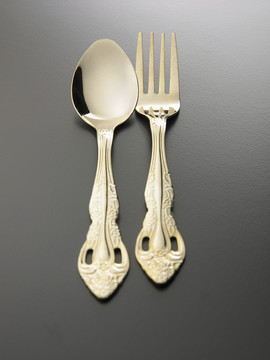灰色背景上的叉子和勺子