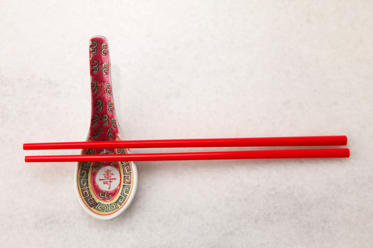 筷子和勺子的顶视图