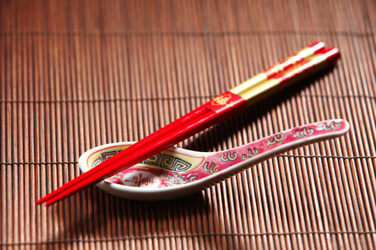 木垫上的筷子和勺子