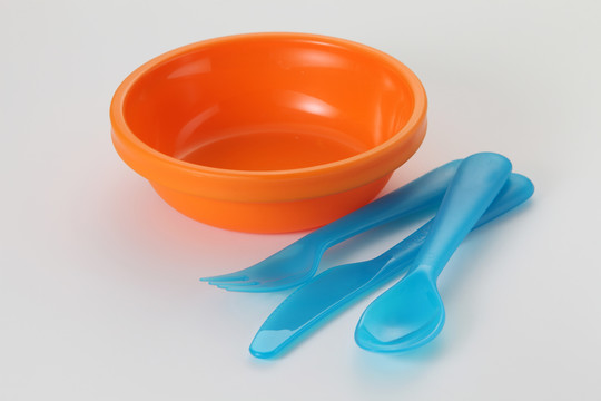橙色塑料碗和蓝色餐具套装