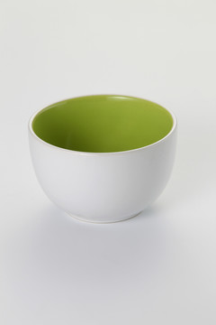 白色背景上的空绿色陶瓷碗