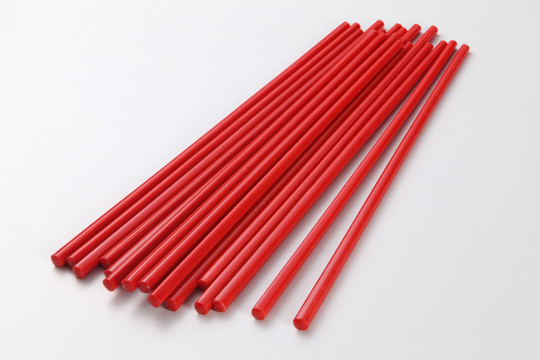 白底红筷子