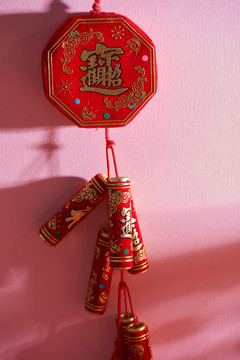 红色背景的中国新年鞭炮（文中翻译的汉字是指好运、财富、金钱的流动）