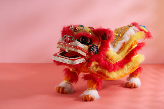 传统的红狮为中国新年装饰用文字翻译迎来了财富和繁荣
