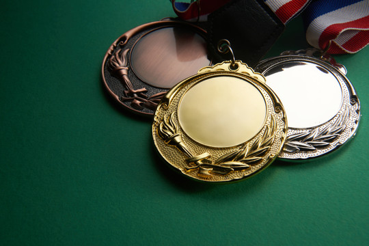 金、银、铜带奖章。在比赛中获得第一，第二和第三名。给冠军的奖品。绿色背景