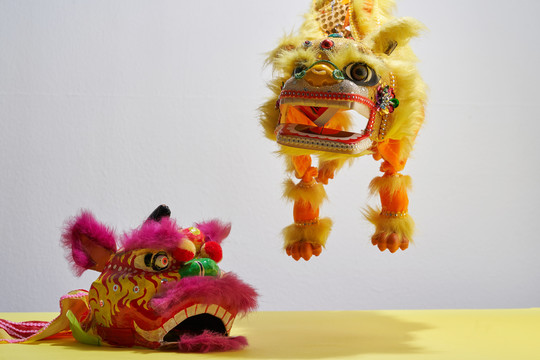 两个传统的舞狮表演-中国新年装饰