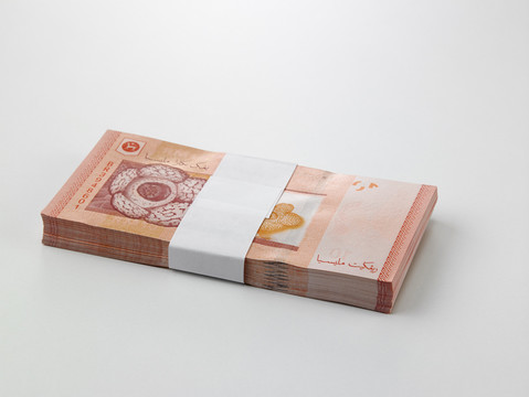 白色背景上的一美元钞票堆