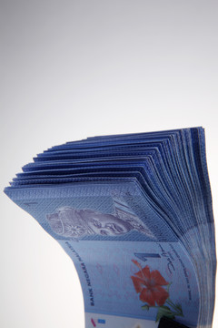 一堆马来西亚林吉特钞票收了起来