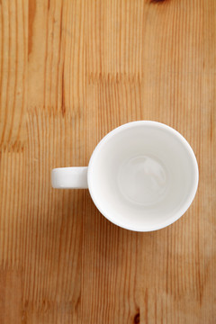 空咖啡杯或茶杯放在木桌上