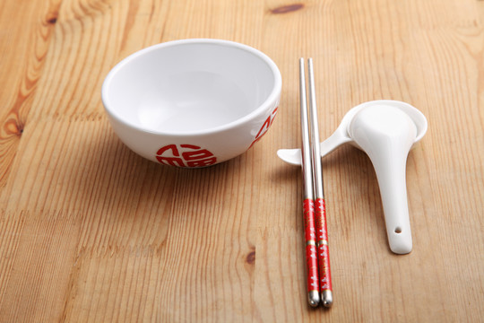 用勺子和筷子清空中国饭碗