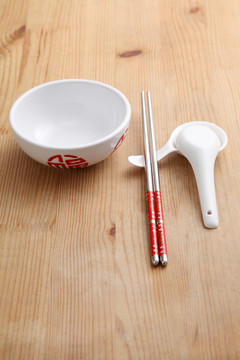 用勺子和筷子清空中国饭碗