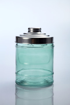 白色背景上的密封玻璃罐