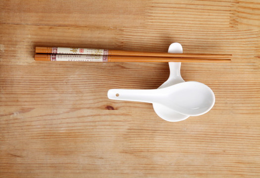 勺子和筷子顶视图