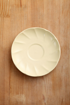 木制背景上盘子或碟子的顶视图