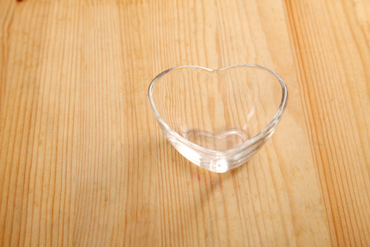 心形透明玻璃碗