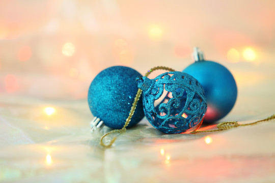 圣诞饰品，浅景深的蓝色圣诞球