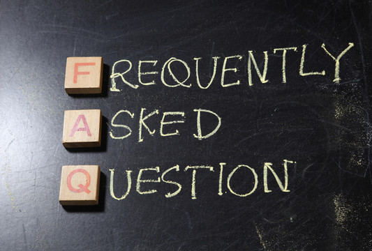 手写常见问题（FAQ）缩写，黑板上的商业概念