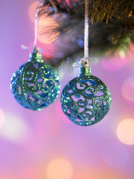 圣诞饰品，浅景深的蓝色圣诞球