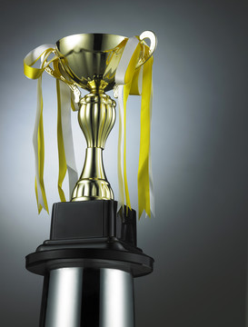 经典的金色奖杯的灰色背景与灯光效果
