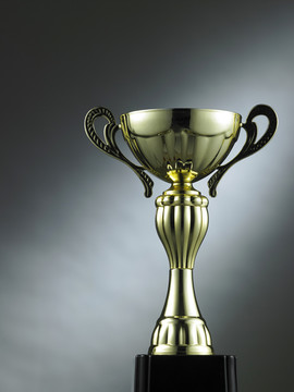 经典的金色奖杯的灰色背景与灯光效果
