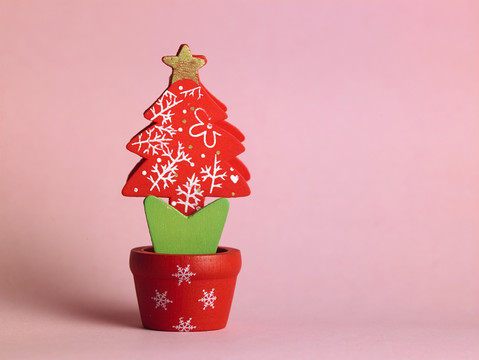 手工制作的粉红色背景圣诞树