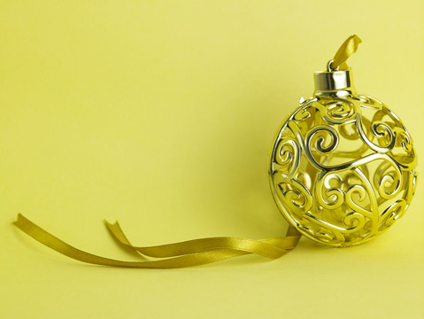 圣诞装饰品，黄色背景上的圣诞球