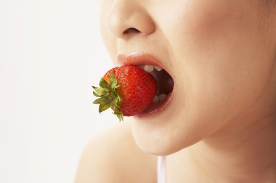 吃草莓的年轻女子