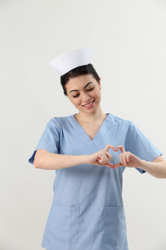 护士展示手势心形