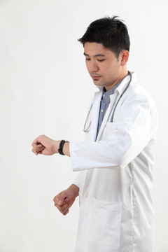 中国医生在看手表