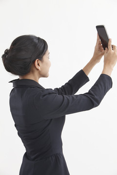 商务女性智能手机自画像侧视图