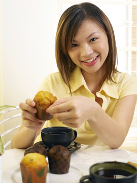 年轻女子正在品尝松饼