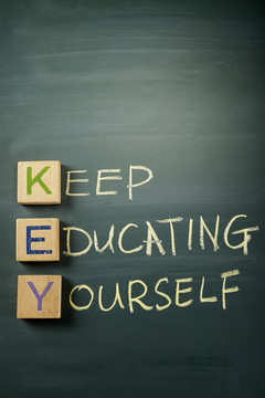 继续教育自己。在黑板上用木块和粉笔书写的教育观念。